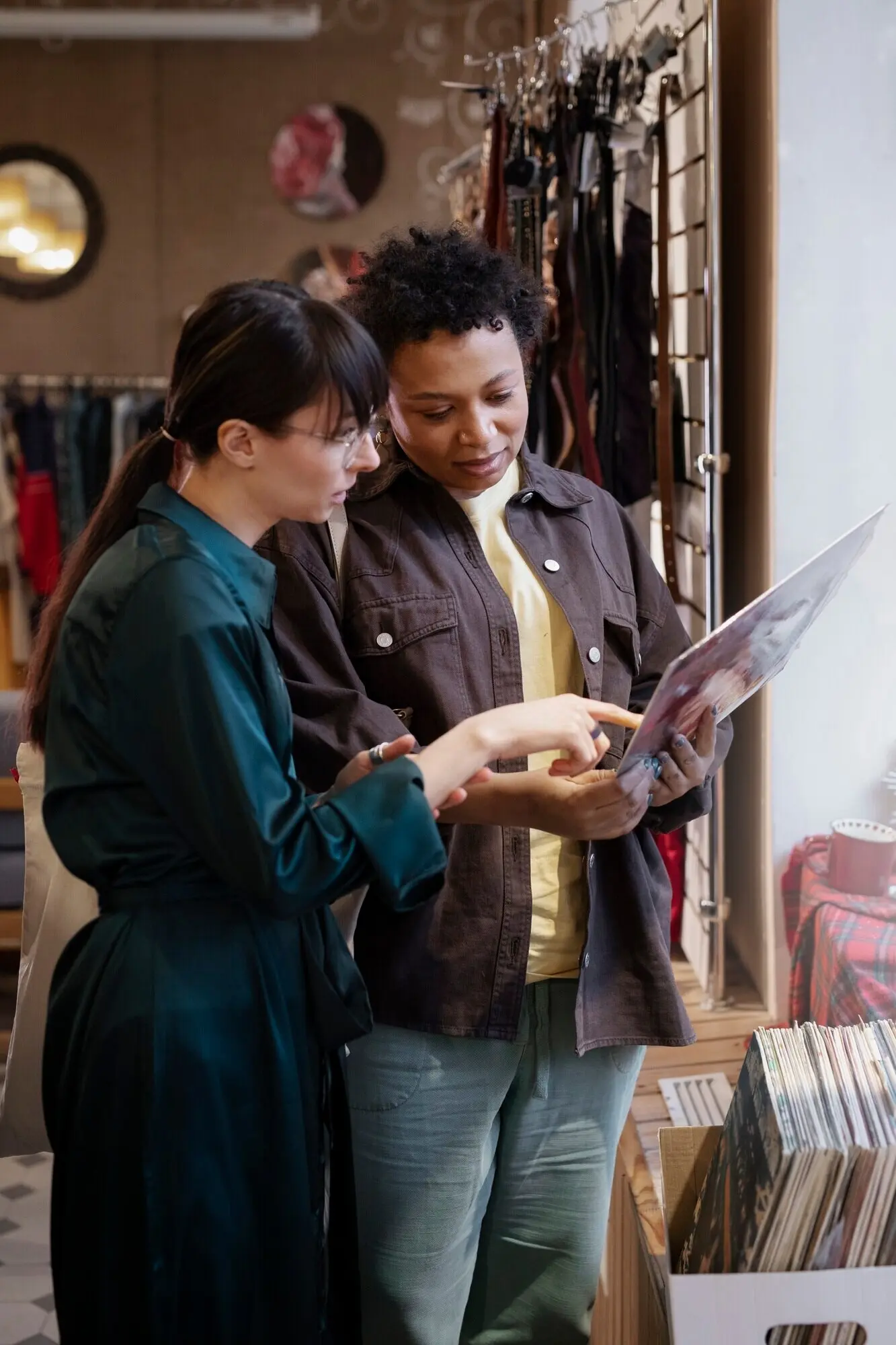 Freunde beim Einkaufen auf einem Secondhand-Markt