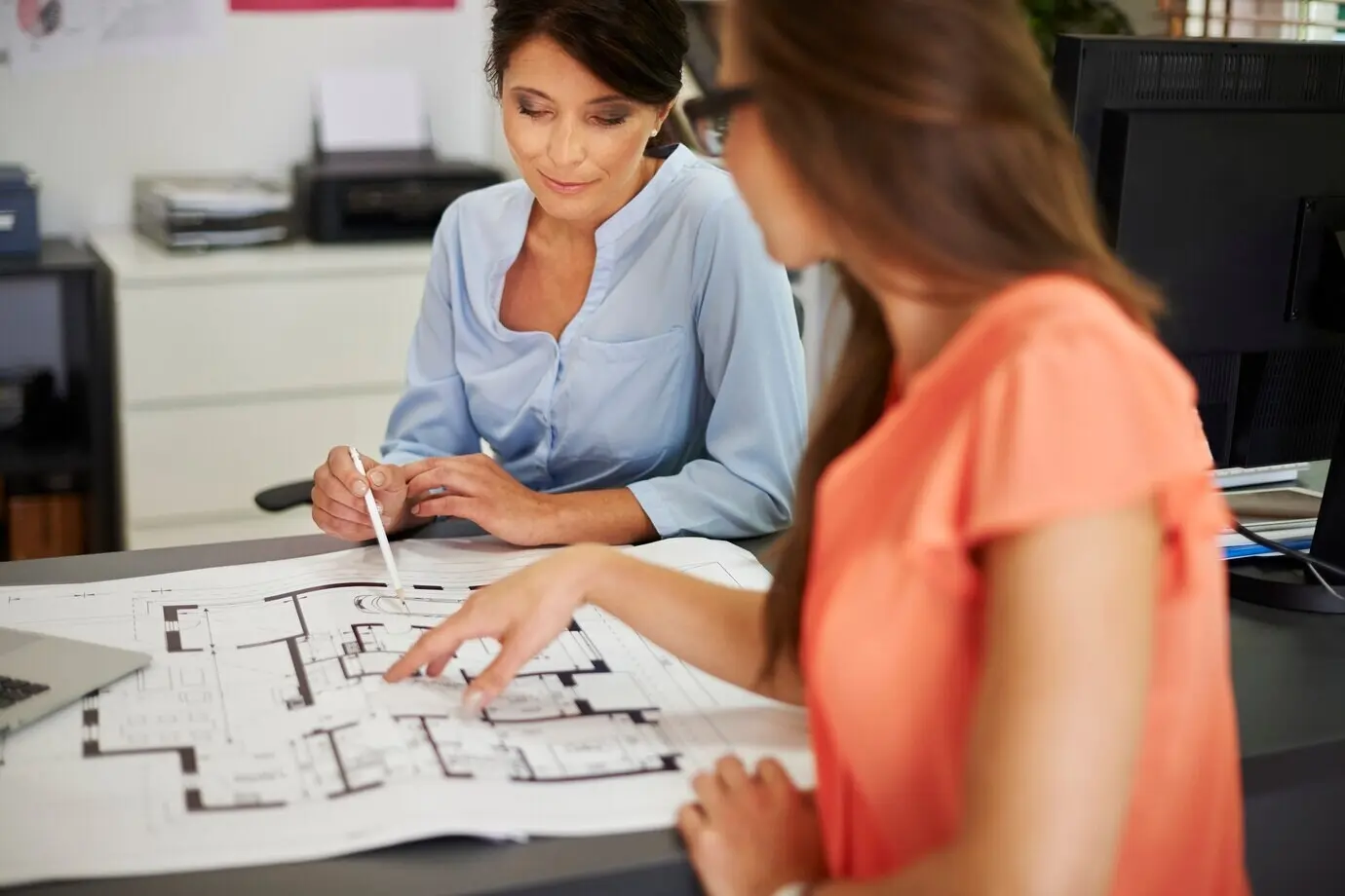 Kreative Frauen arbeiten an einem neuen Hausprojekt.