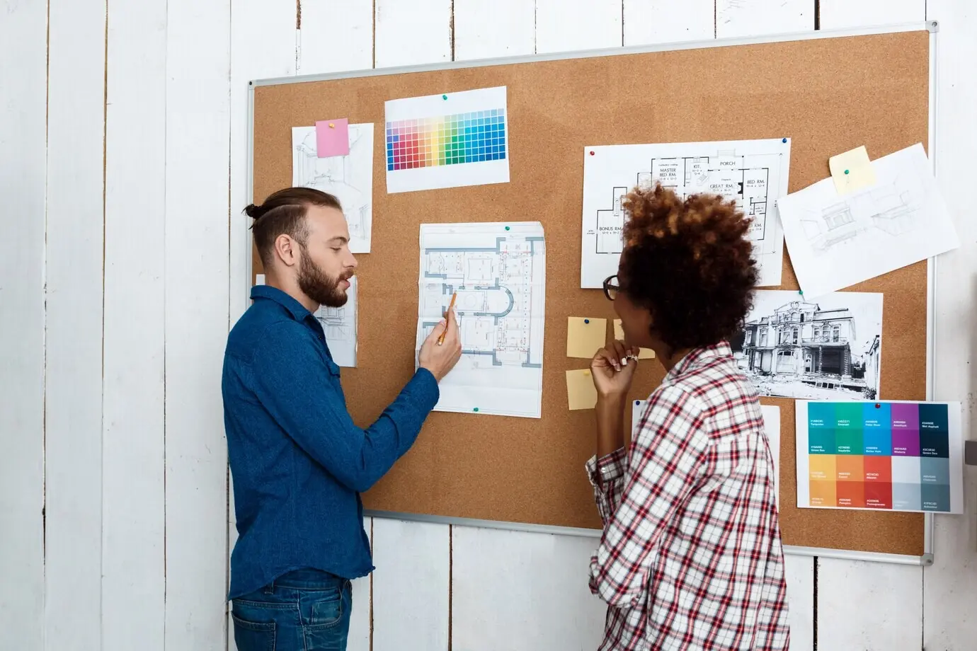 Kollegen, die lächeln, sprechen und neue Ideen diskutieren.